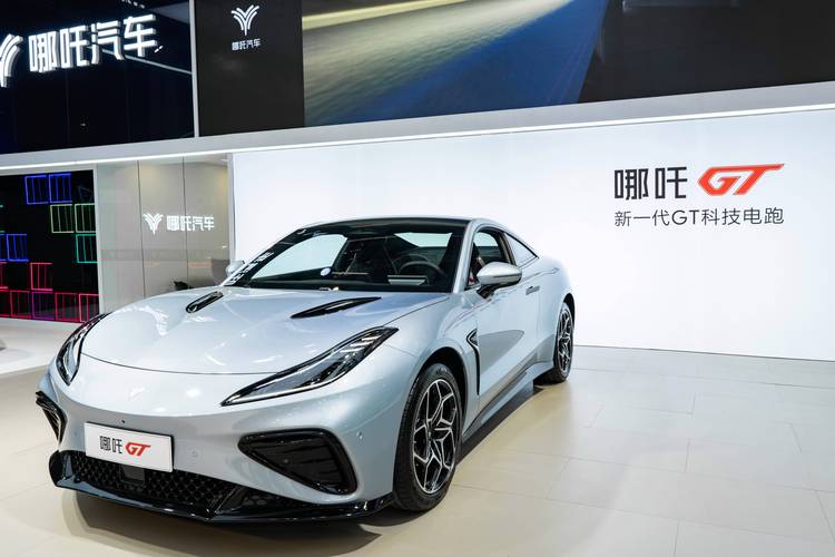 东莞65哪吒汽车在智能汽车领域的表现，领途汽车在新能源汽车市场中的影响力